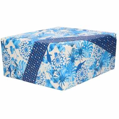 1x inpakpapier/cadeaupapier blauw/wit bloemen patroon 200 x 70 cm