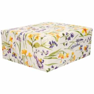 1x inpakpapier/cadeaupapier creme met paars/gele bloemen 200 x 70 cm