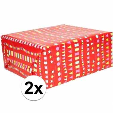 2x inpakpapier/cadeaupapier rood met vlaggenlijn 200 x 70 cm rol