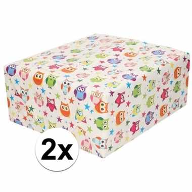 2x inpakpapier/cadeaupapier wit en gekleurde uiltjes 200 x 70 cm