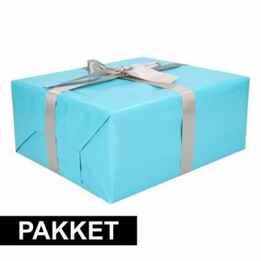 Aqua inpakpapier pakket met zilver lint en plakband