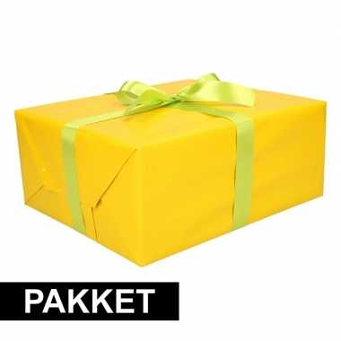 Geel inpakpapier pakket met lichtgroen lint en plakband