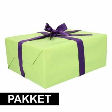 Groen inpakpapier pakket met paars lint en plakband
