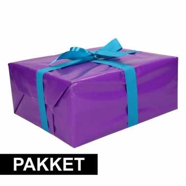 Paars inpakpapier pakket met blauw lint en plakband