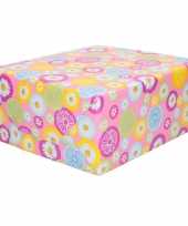 1x inpakpapier cadeaupapier roze met gekleurde bloemetjes 200 x 70 cm