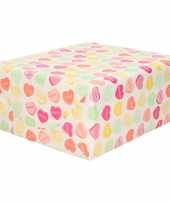 1x rol inpakpapier cadeaupapier wit met gekleurde hartjes snoepjes design 200 x 70 cm