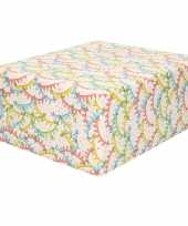 1x rollen inpakpapier cadeaupapier wit met gekleurde vlaggetjes vlaggenlijnen design 200 x 70 cm