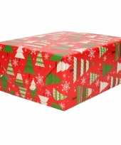 1x rollen kerst cadeaupapier inpakpapier rood met kerstbomen print 200 x 70 cm