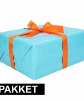 Aqua inpakpapier pakket met oranje lint en plakband