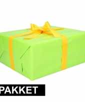 Groen inpakpapier pakket met geel lint en plakband