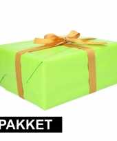 Groen inpakpapier pakket met goud lint en plakband