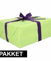 Groen inpakpapier pakket met paars lint en plakband