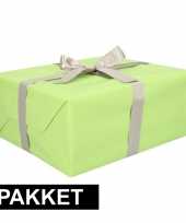 Groen inpakpapier pakket met zilver lint en plakband