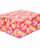 Inpakpapier cadeaupapier driehoekjes rood roze 200 x 70 cm