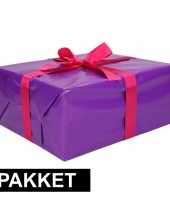 Paars inpakpapier pakket met roze lint en plakband