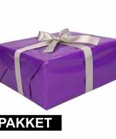 Paars inpakpapier pakket met zilver lint en plakband