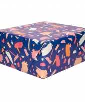 Rollen inpakpapier cadeaupapier donkerblauw met roze verfvlekken design 200 x 70 cm op rol