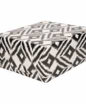 Rollen inpakpapier cadeaupapier wit met zwarte ruiten design 200 x 70 cm