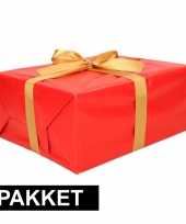 Rood inpakpapier pakket met goud lint en plakband