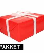 Rood inpakpapier pakket met wit lint en plakband