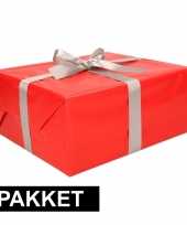 Rood inpakpapier pakket met zilver lint en plakband
