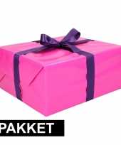 Roze inpakpapier pakket met paars lint en plakband