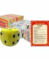 Sinterklaasspel met gele dobbelsteen en 3x inpakpapier rollen